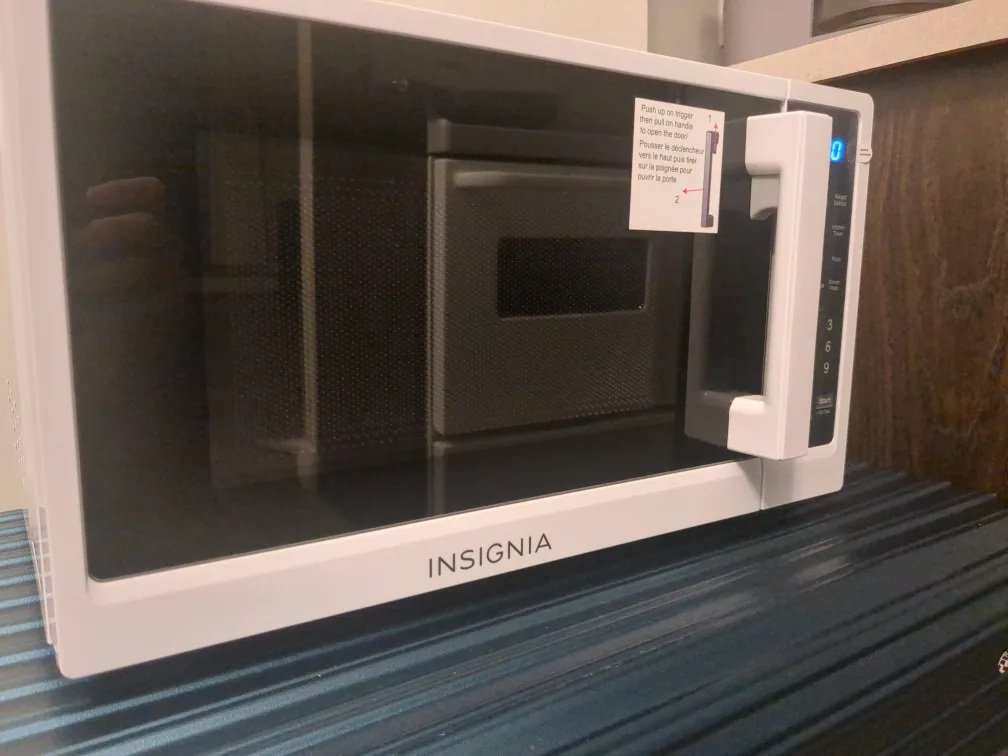 Insignia 0.7 cu ft Compact Microwave image indicator(4)