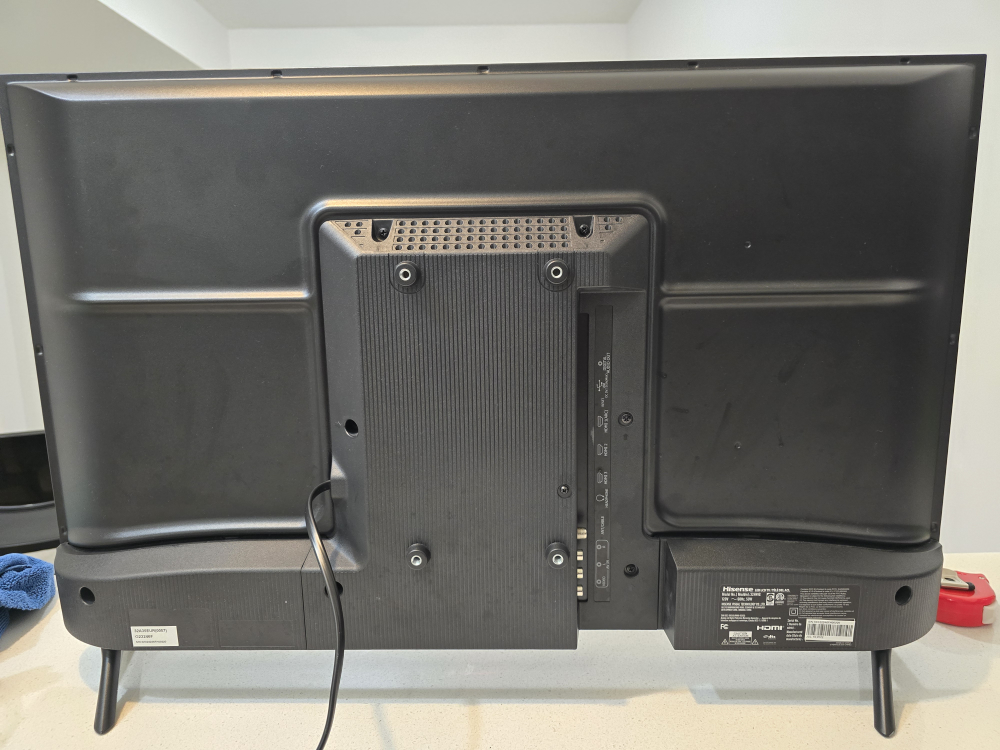 Hisense 32 Inch TV - photo 2