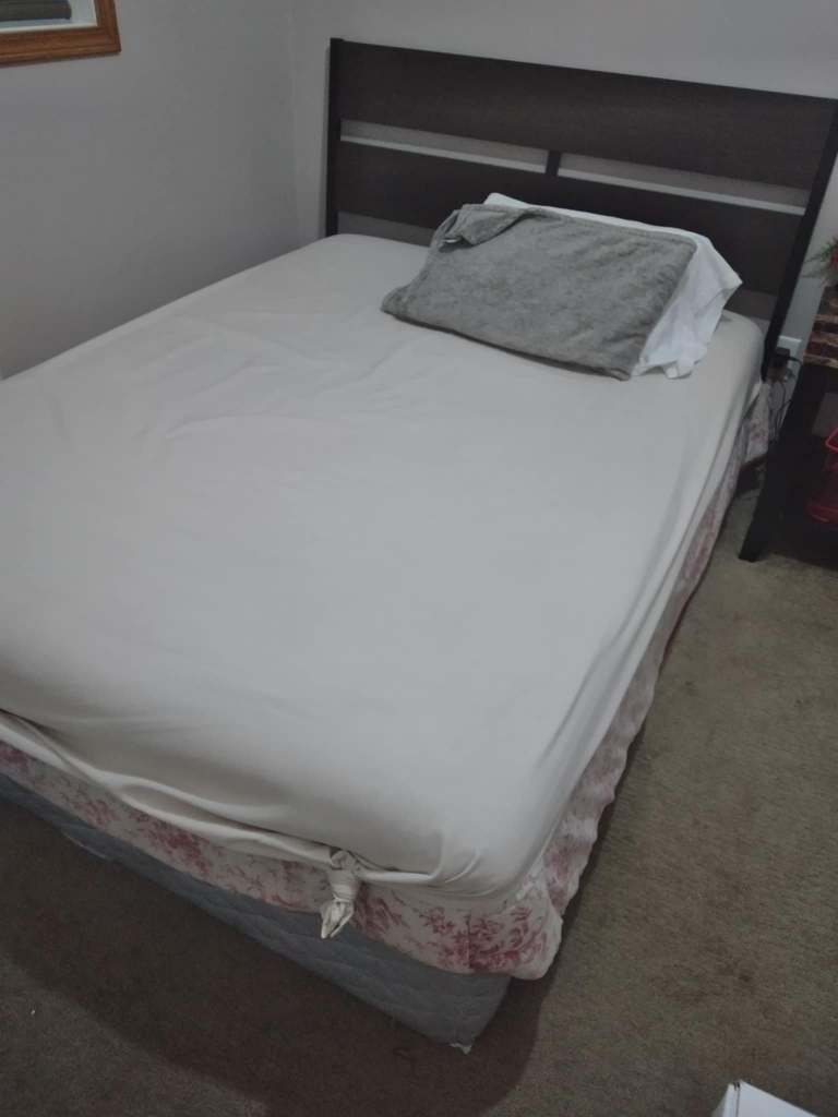 Queen Size Bed no Frame