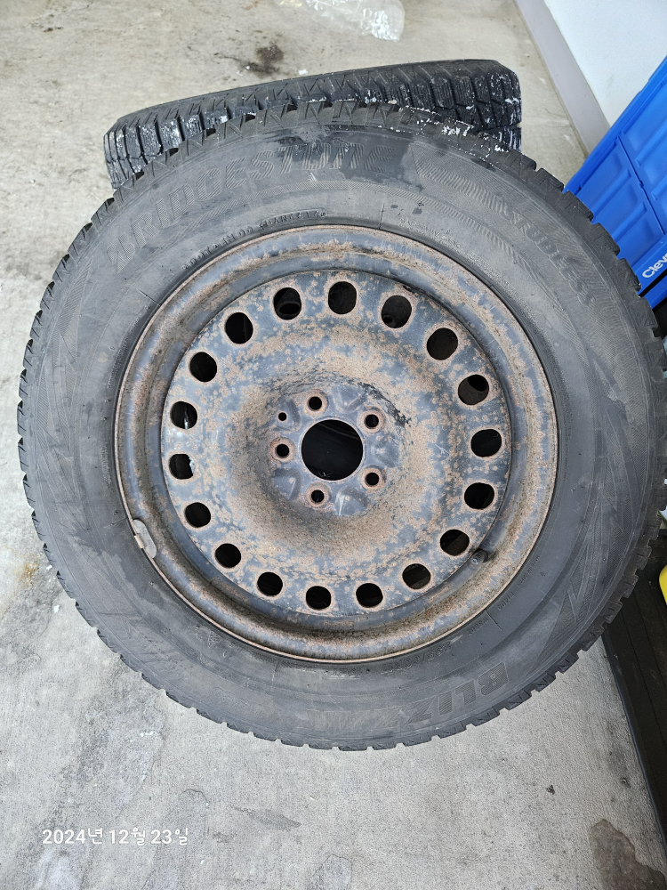 Set of 4 Blizzak Winter Tires on Steel Rims - photo 2