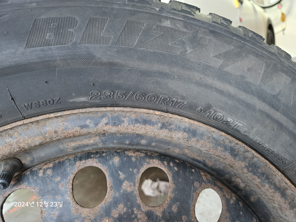 Set of 4 Blizzak Winter Tires on Steel Rims - photo 4