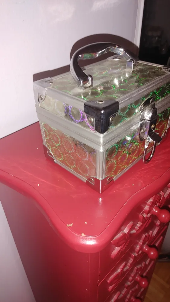 Small Metal Holographic Jewelry Box with Mirror and Handle image indicator(4)