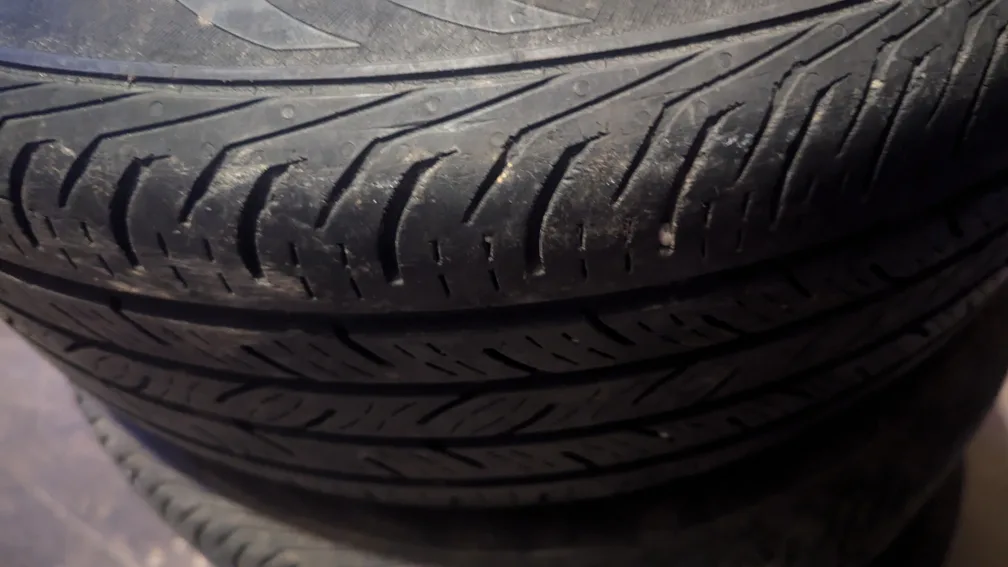 Set of 4 215/65R16 Tires image indicator(2)