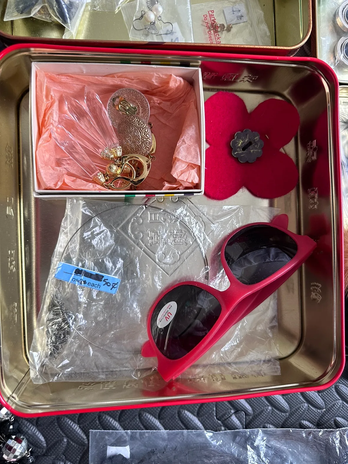 Lot of costume jewelry necklace earring keychain pins wig image indicator(5)