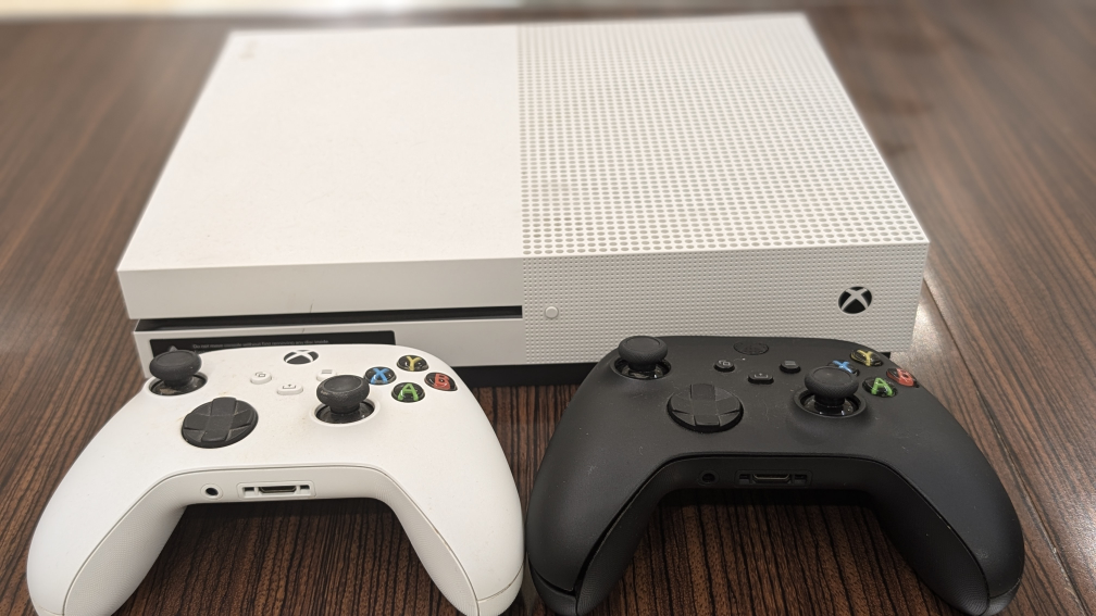 Xbox One S Console & 2 Controllers