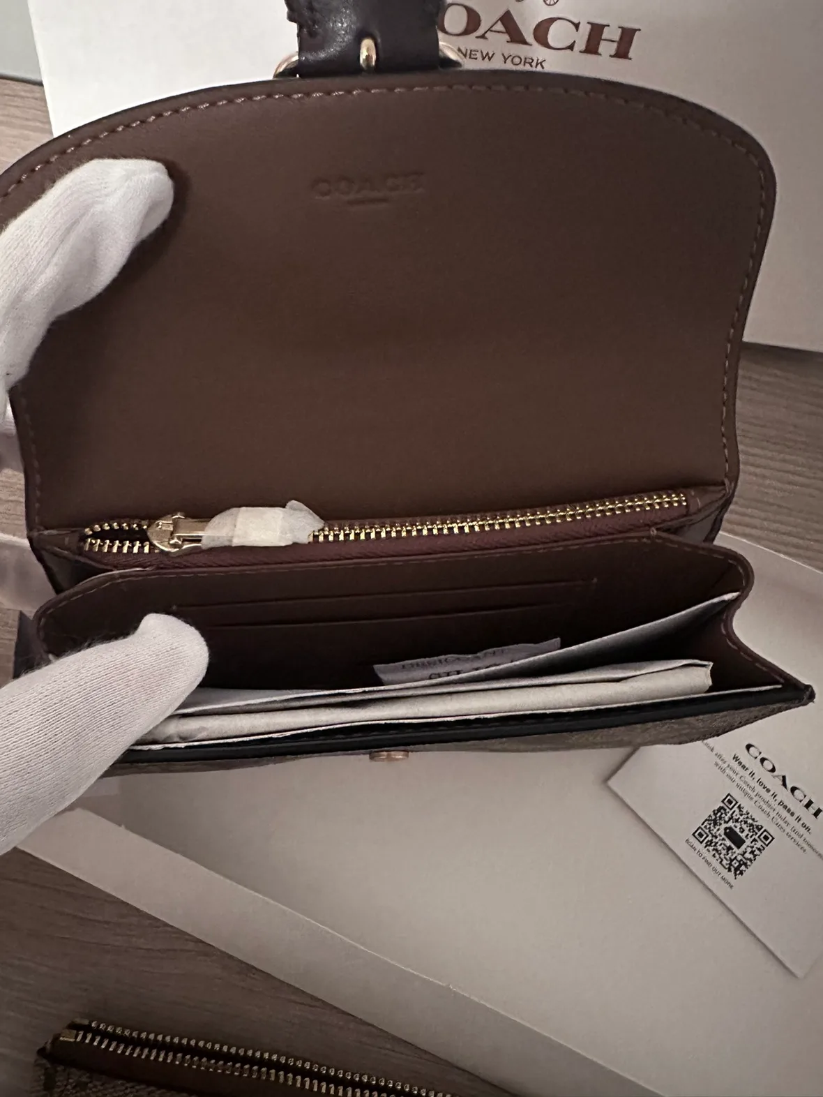 Brand New with tag Signature Coach medium wallet image indicator(6)