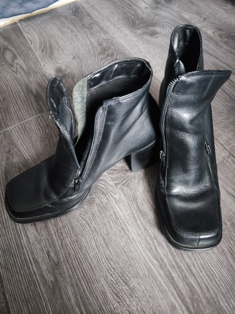 Galvani Black Leather Ankle Boots