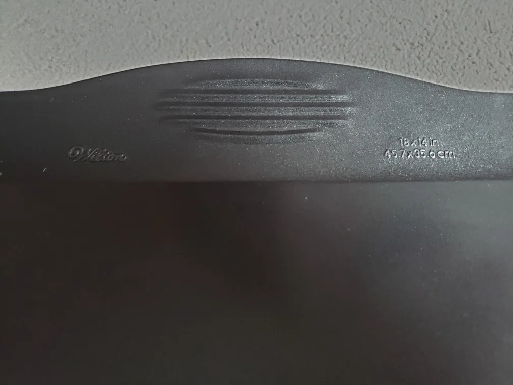 Wilton Non-Stick Baking Sheet image indicator(2)