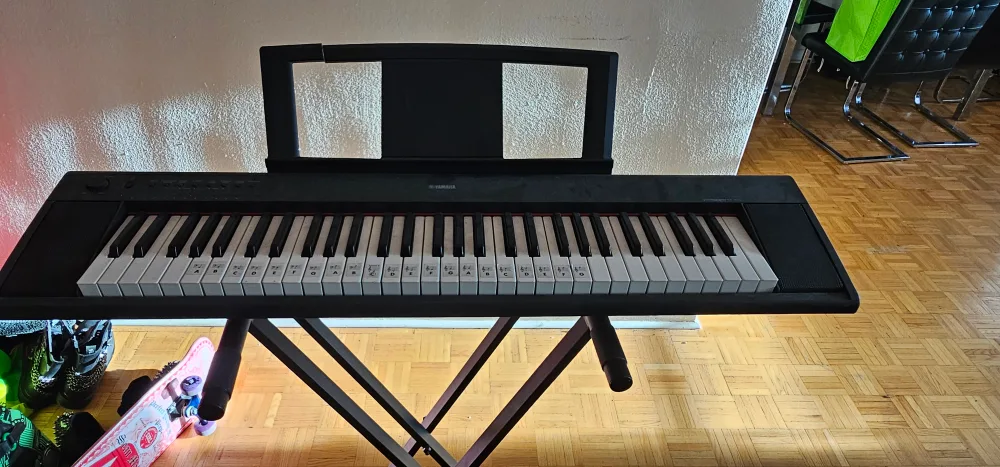 Yamaha NP-11 Digital Keyboard & stand thumbnail