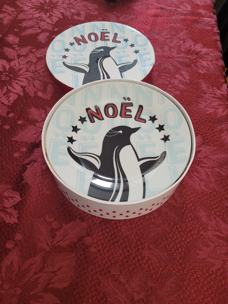 Set of 4 Penguin Christmas Plates