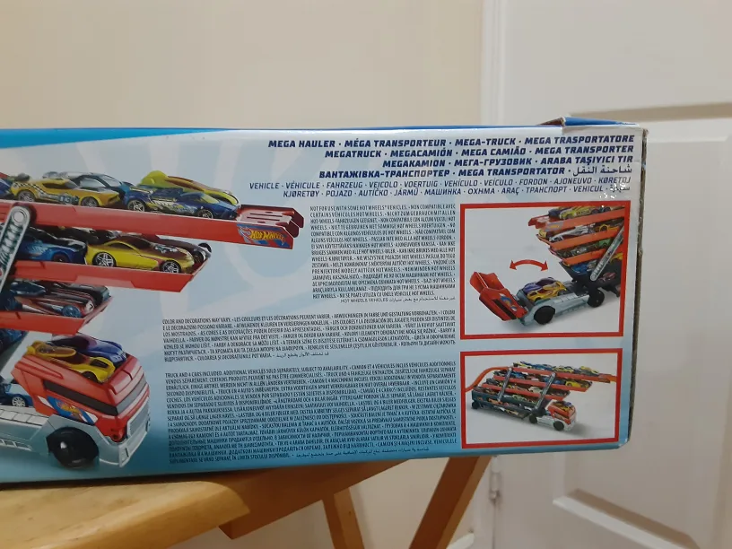 [BRAND NEW] Hot Wheels City Mega Hauler & 4 Cars Vehicles image indicator(6)