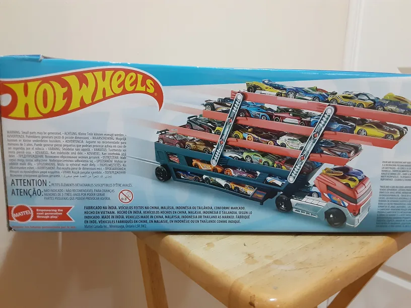 [BRAND NEW] Hot Wheels City Mega Hauler & 4 Cars Vehicles image indicator(7)