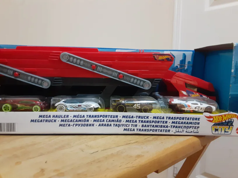 [BRAND NEW] Hot Wheels City Mega Hauler & 4 Cars Vehicles image indicator(8)