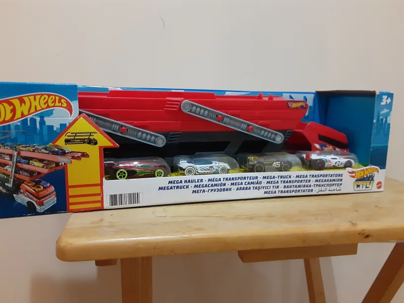 [BRAND NEW] Hot Wheels City Mega Hauler & 4 Cars Vehicles image indicator(10)