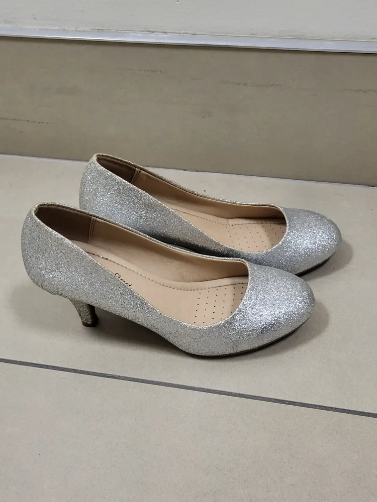 Cityclassified Comfort Silver Glitter Pumps Size 7.5 image indicator(2)