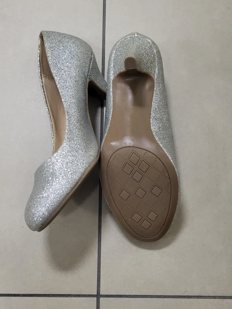 Cityclassified Comfort Silver Glitter Pumps Size 7.5 image indicator(3)