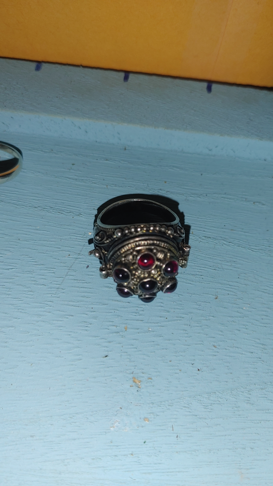 Vintage  sterling Silver poision Ring with amethyst Stones