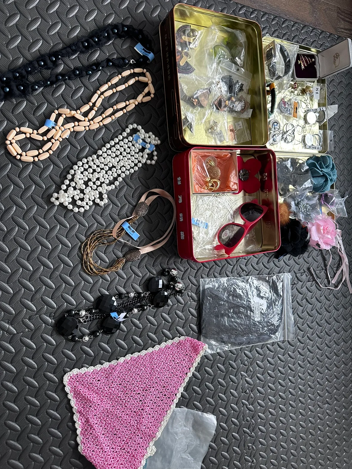 Lot of costume jewelry necklace earring keychain pins wig image indicator(2)