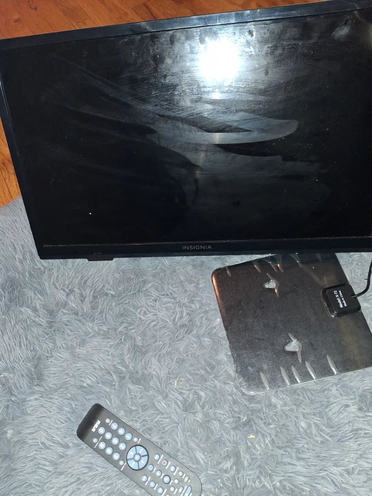 Insignia 22 inch TV with remote and stand image indicator(3)