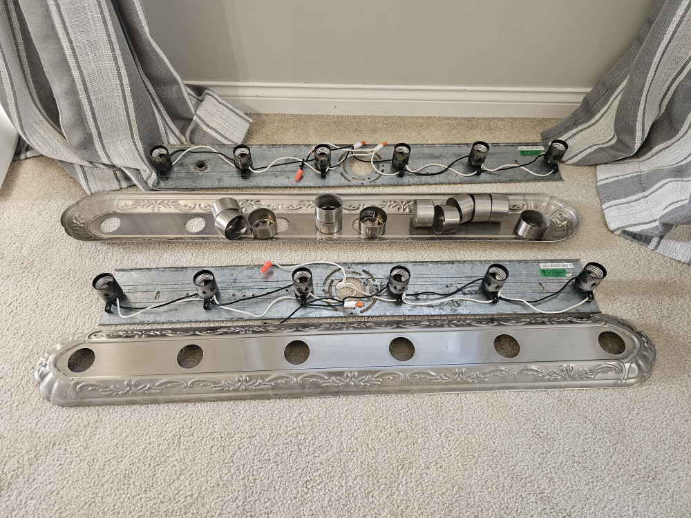 2 Bathroom Light Fixtures (6 Lights) #freecycle - photo 2