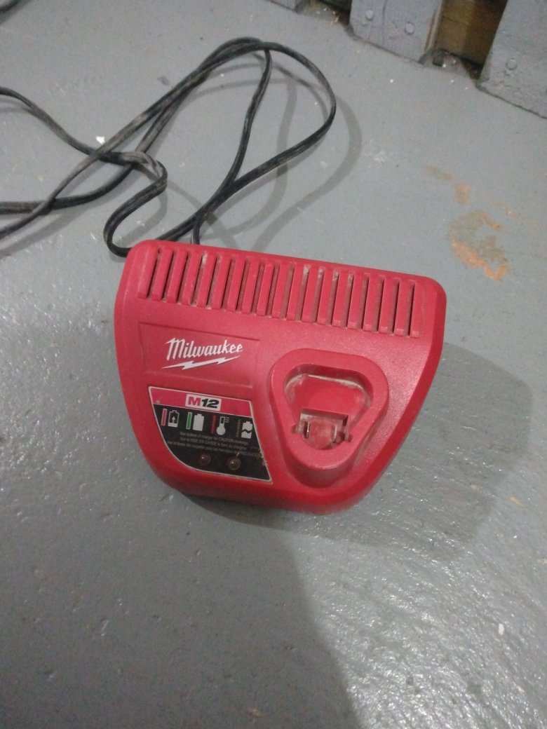 Milwaukee M12 Battery Charger - photo 2
