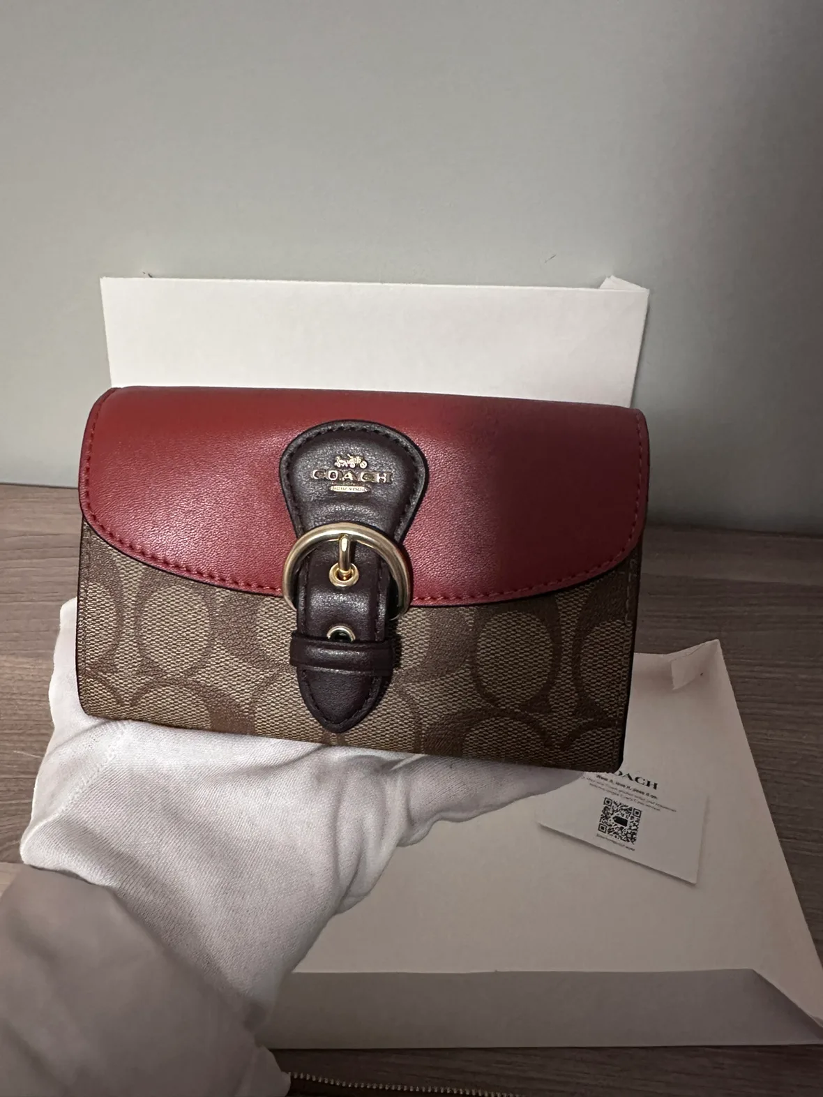 Brand New with tag Signature Coach medium wallet image indicator(8)