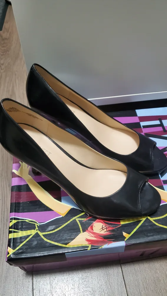 #ThriftyPicks - Black Leather Heels image indicator(2)