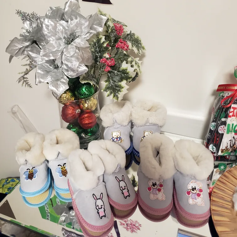 Brand new Indoor Kids Winter Boots with fur inside only $10 image indicator(2)