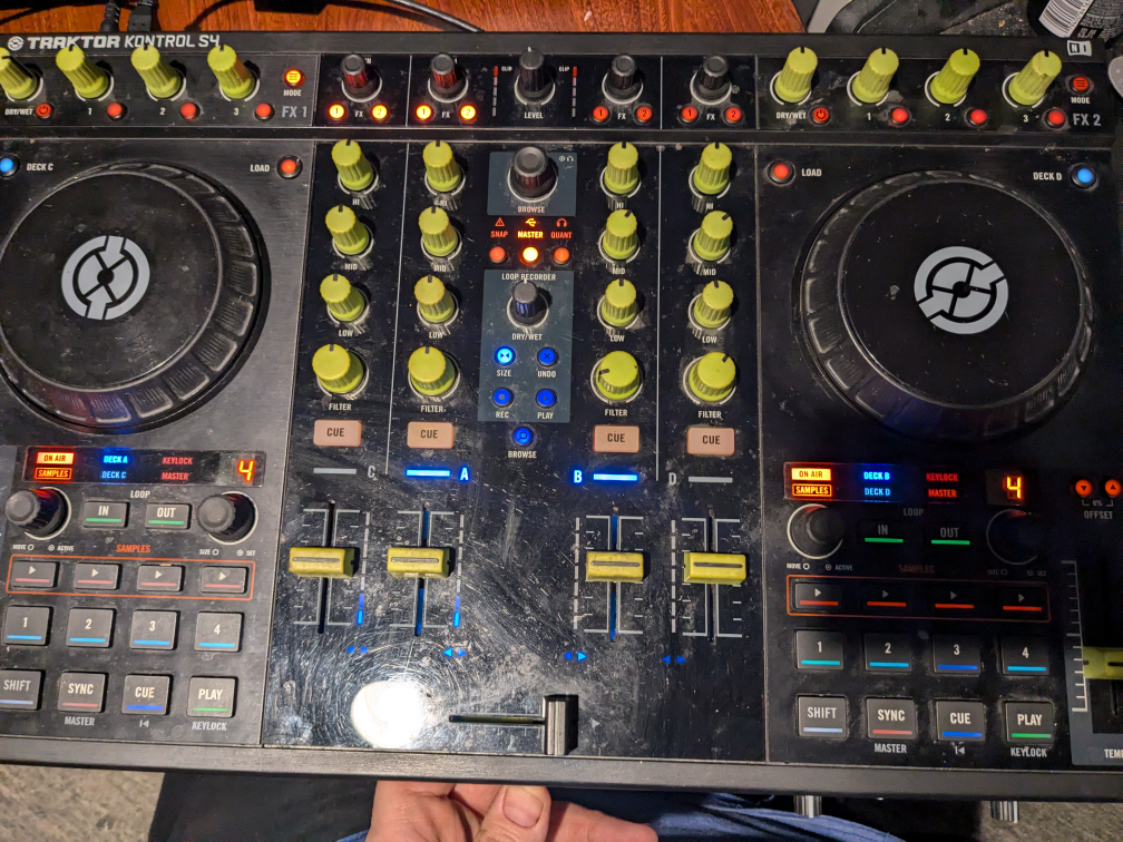 Traktor Kontrol S4 Mk1 DJ Controller - photo 2