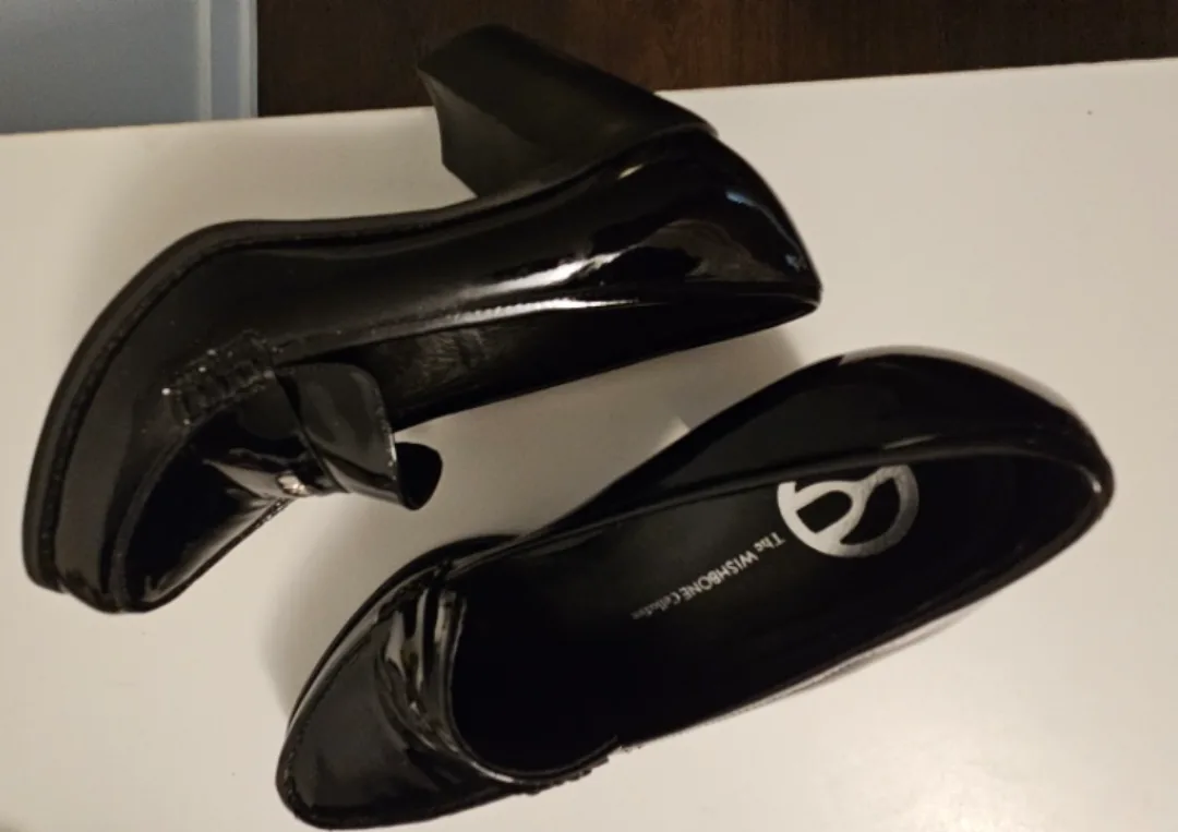 The Wishbone Collection Black Patent Leather Heels/Pumps image indicator(4)