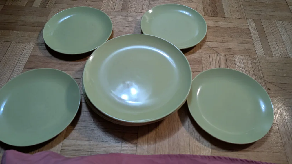 Set of 8 Green Dinner Plates#freecycle image indicator(2)