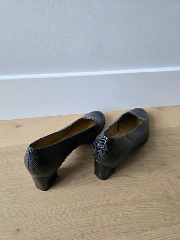 Vintage Black Snakeskin Clarks Heels. size 11. euc image indicator(4)