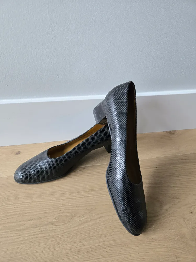 Vintage Black Snakeskin Clarks Heels. size 11. euc image indicator(5)
