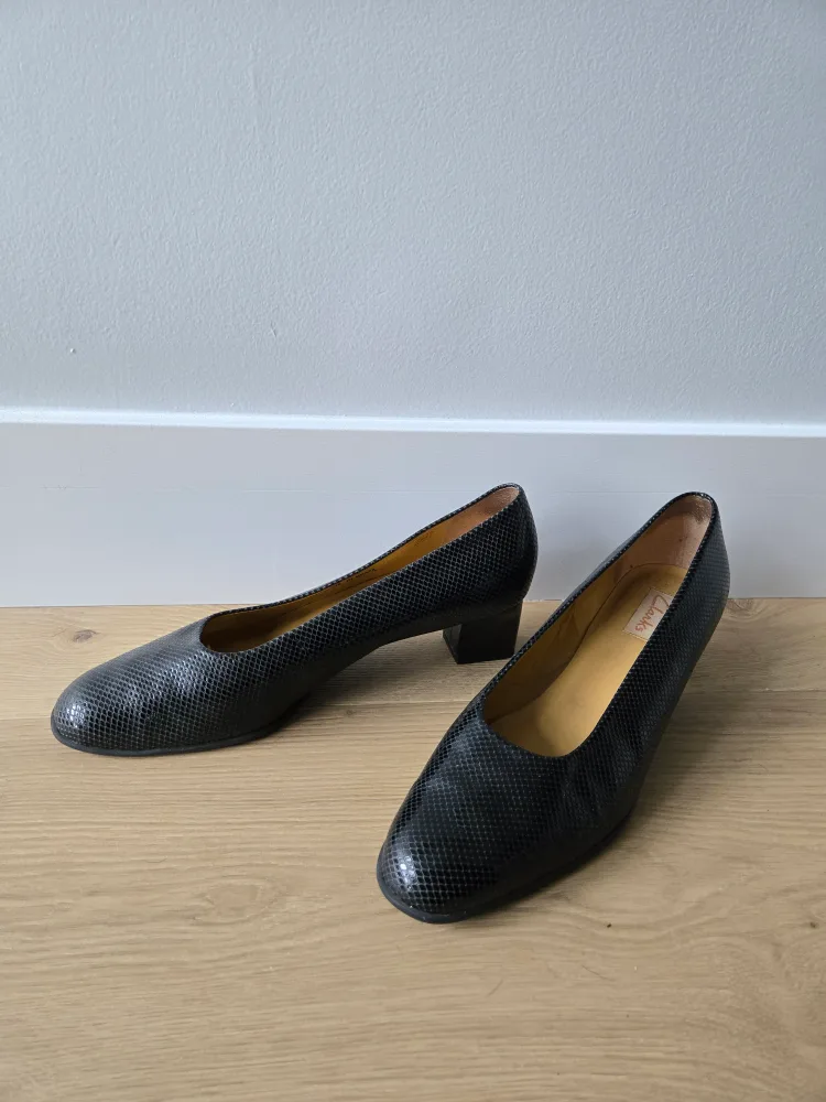 Vintage Black Snakeskin Clarks Heels. size 11. euc image indicator(6)