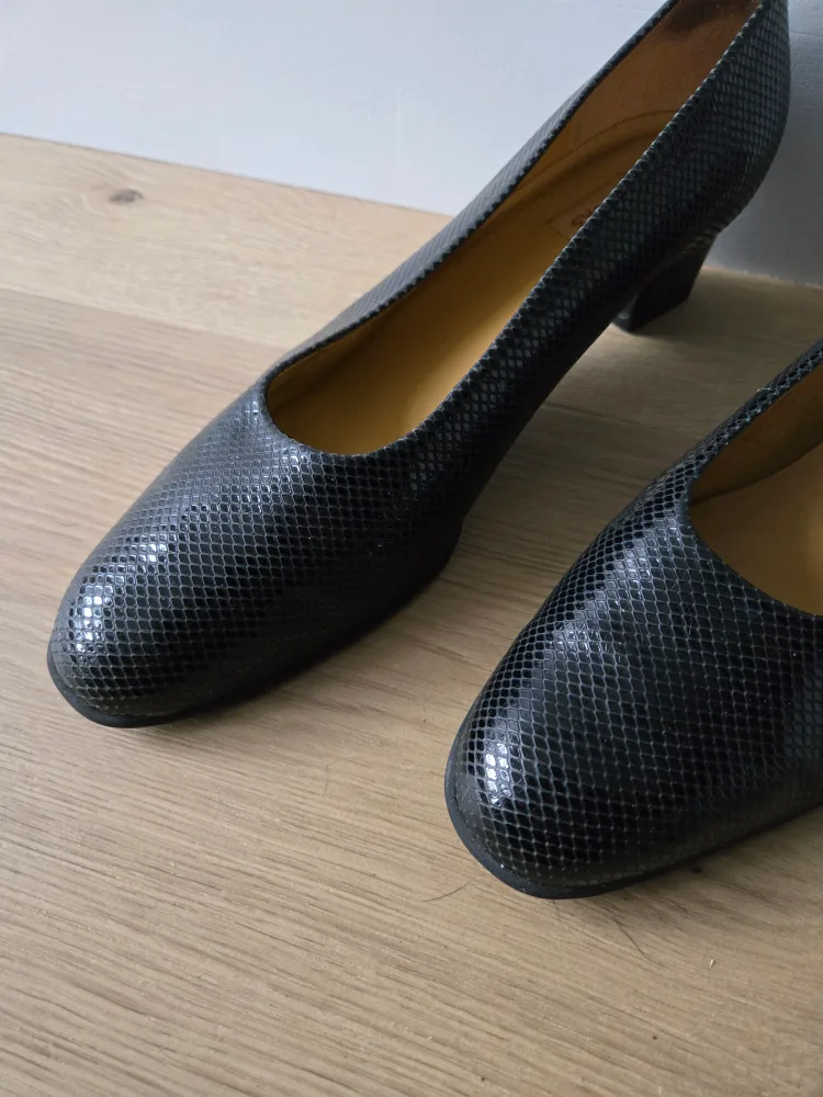 Vintage Black Snakeskin Clarks Heels. size 11. euc image indicator(10)