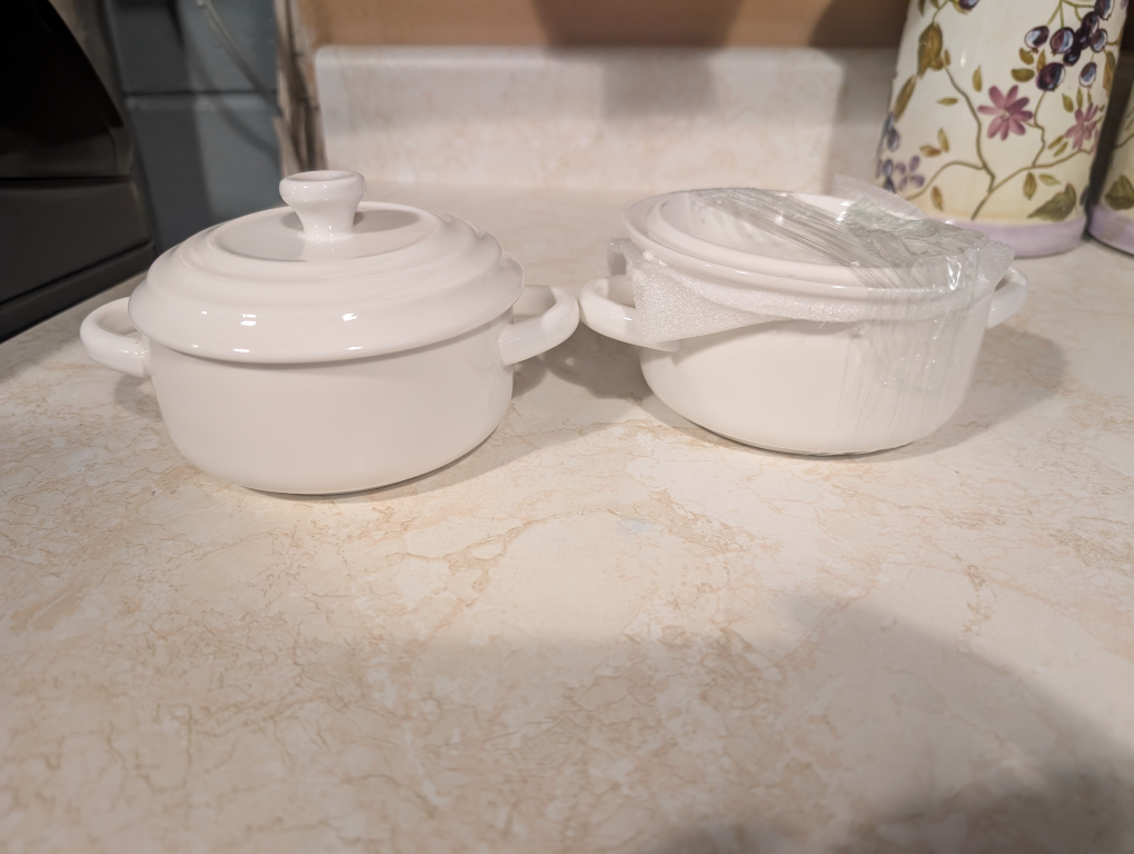4 new Ramekins with lids