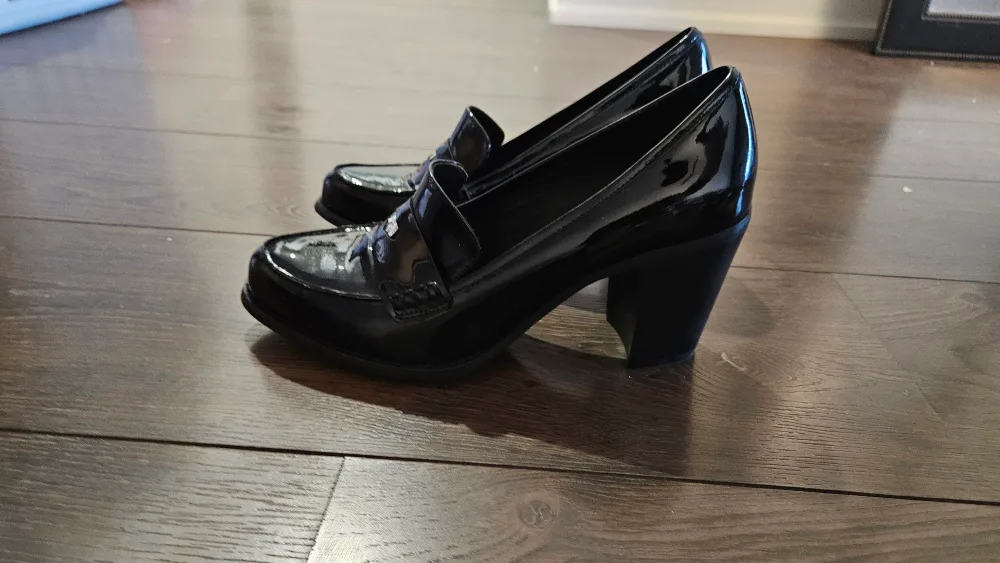 The Wishbone Collection Black Patent Leather Heels/Pumps image indicator(8)