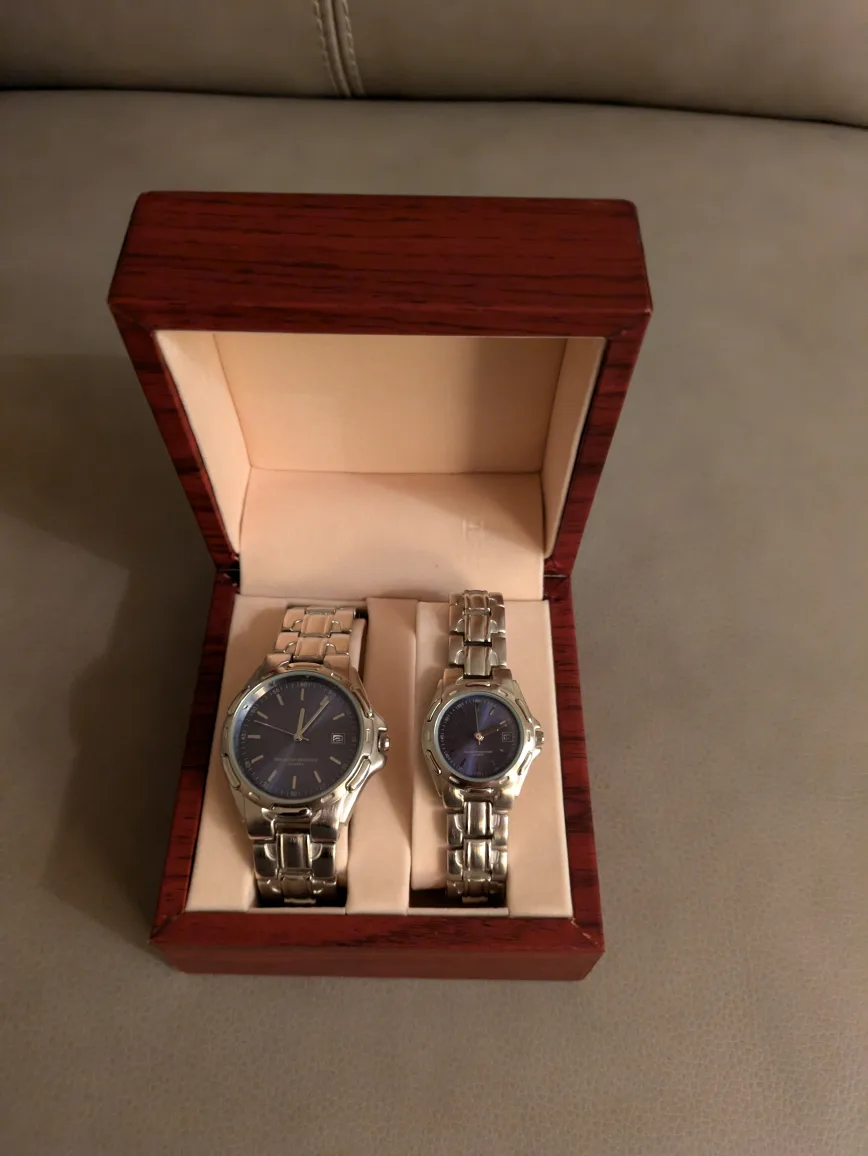 His and Hers Watch Set (needs batteries) image indicator(2)