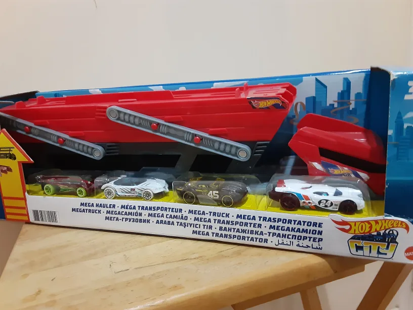 [BRAND NEW] Hot Wheels City Mega Hauler & 4 Cars Vehicles image indicator(9)
