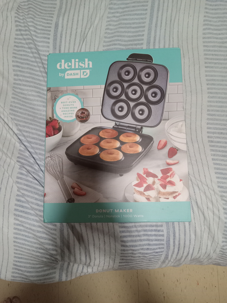 Delish by Dash Donut Maker