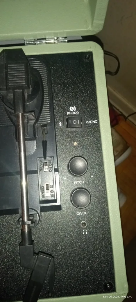 Crosley Cruiser Portable Turntable image indicator(4)