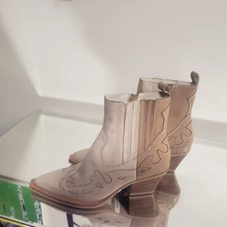 Tan & Beige Cowboy Boots image indicator(2)