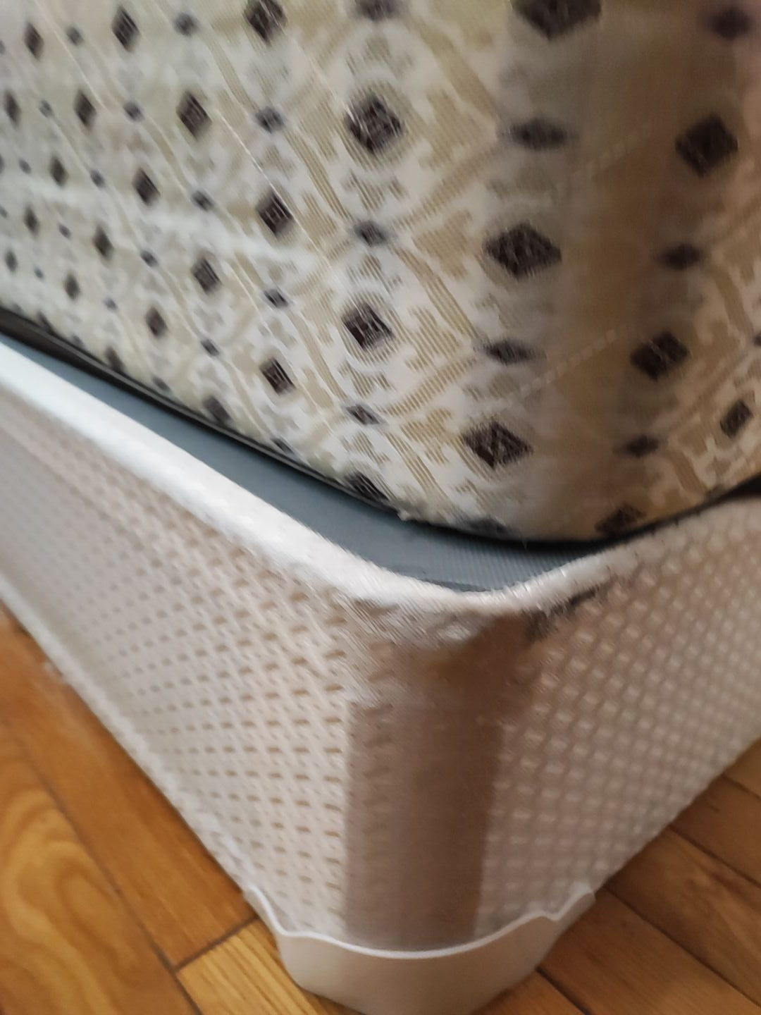MOVE OUT SALE: Queen size mattress + box spring + headboard - photo 4