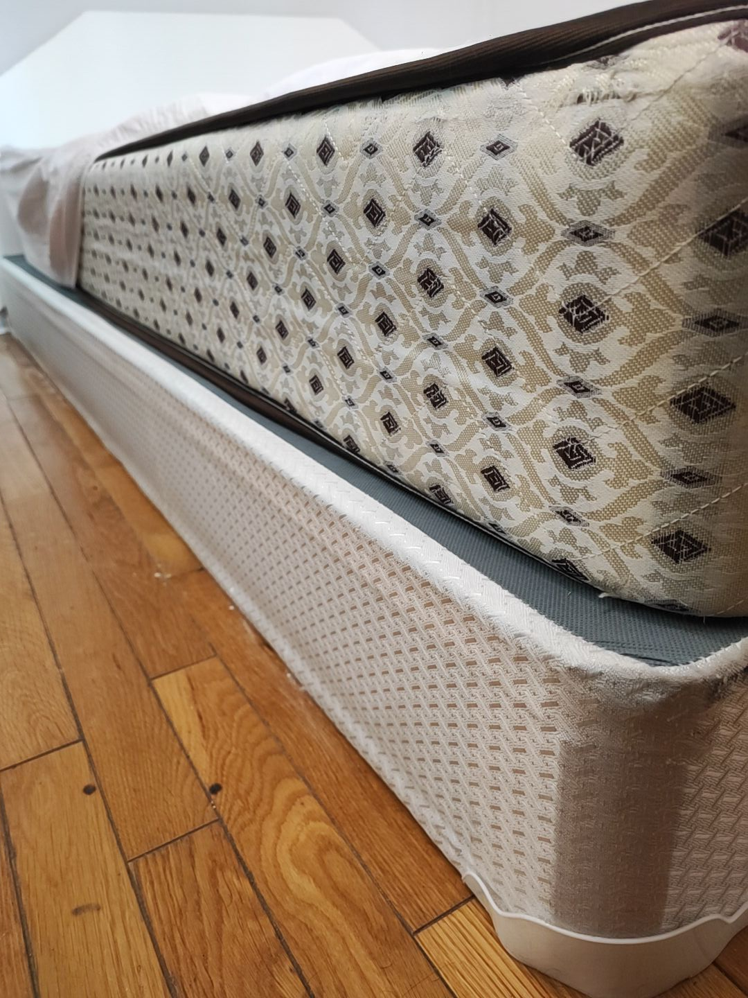 MOVE OUT SALE: Queen size mattress + box spring + headboard - photo 5