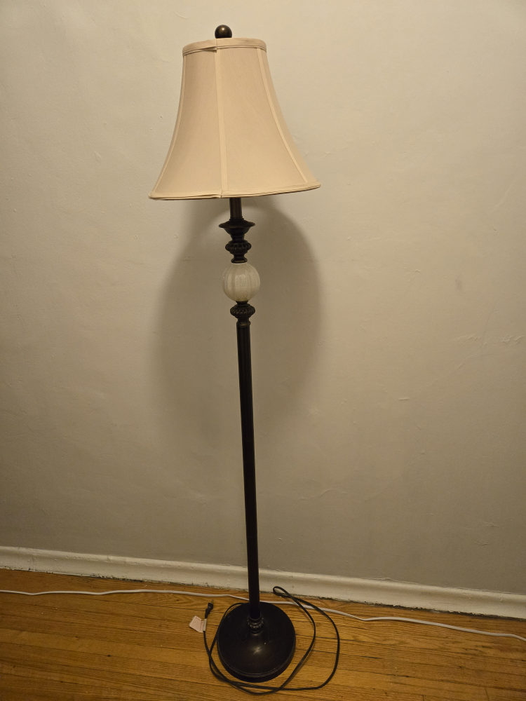 ##freecycle Standing Vintage Lamp - photo 2