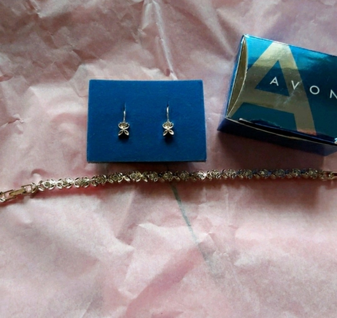 Avon Bracelet and Earrings Set