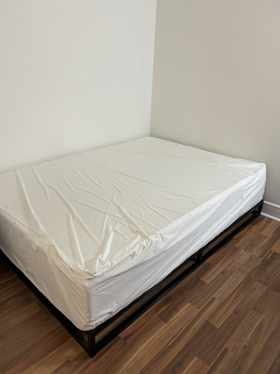 Zinus Full Size Bed Frame & Mattress - photo 2