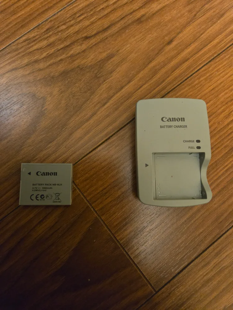 White Canon SX600 HS Powershot + Charger & Case image indicator(6)