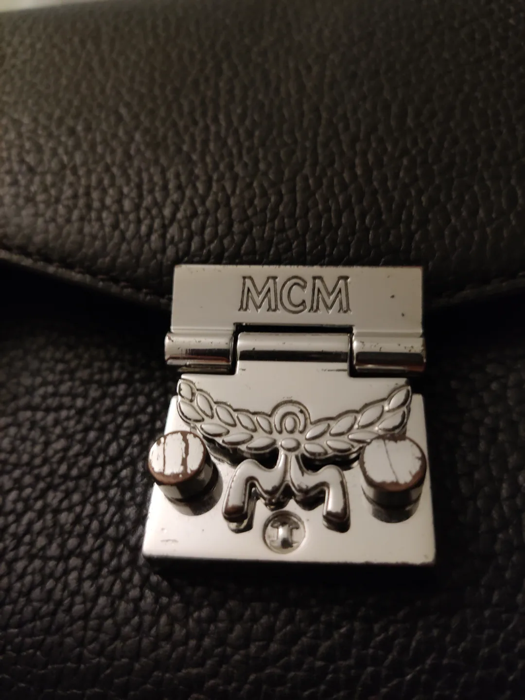 MCM chain crossbody bag image indicator(2)