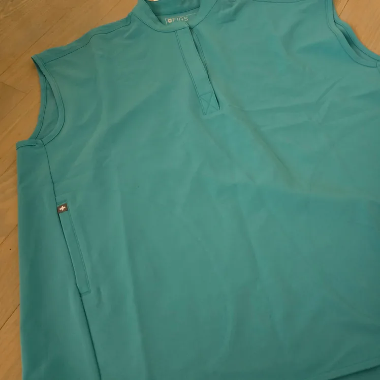 FIGS Rafaela oversized scrub top women's medium image indicator(2)